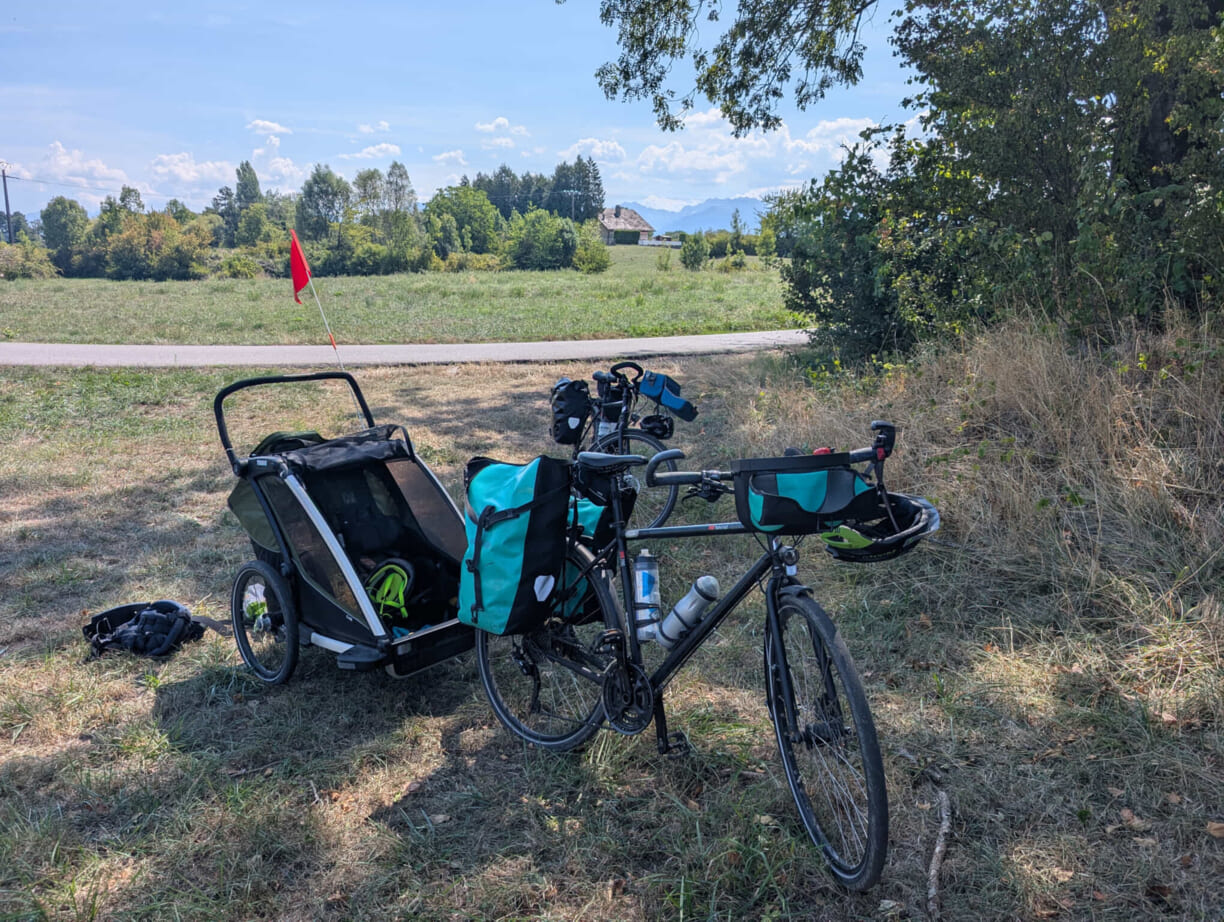 Mon vélo et cariole au bord de la véloroute