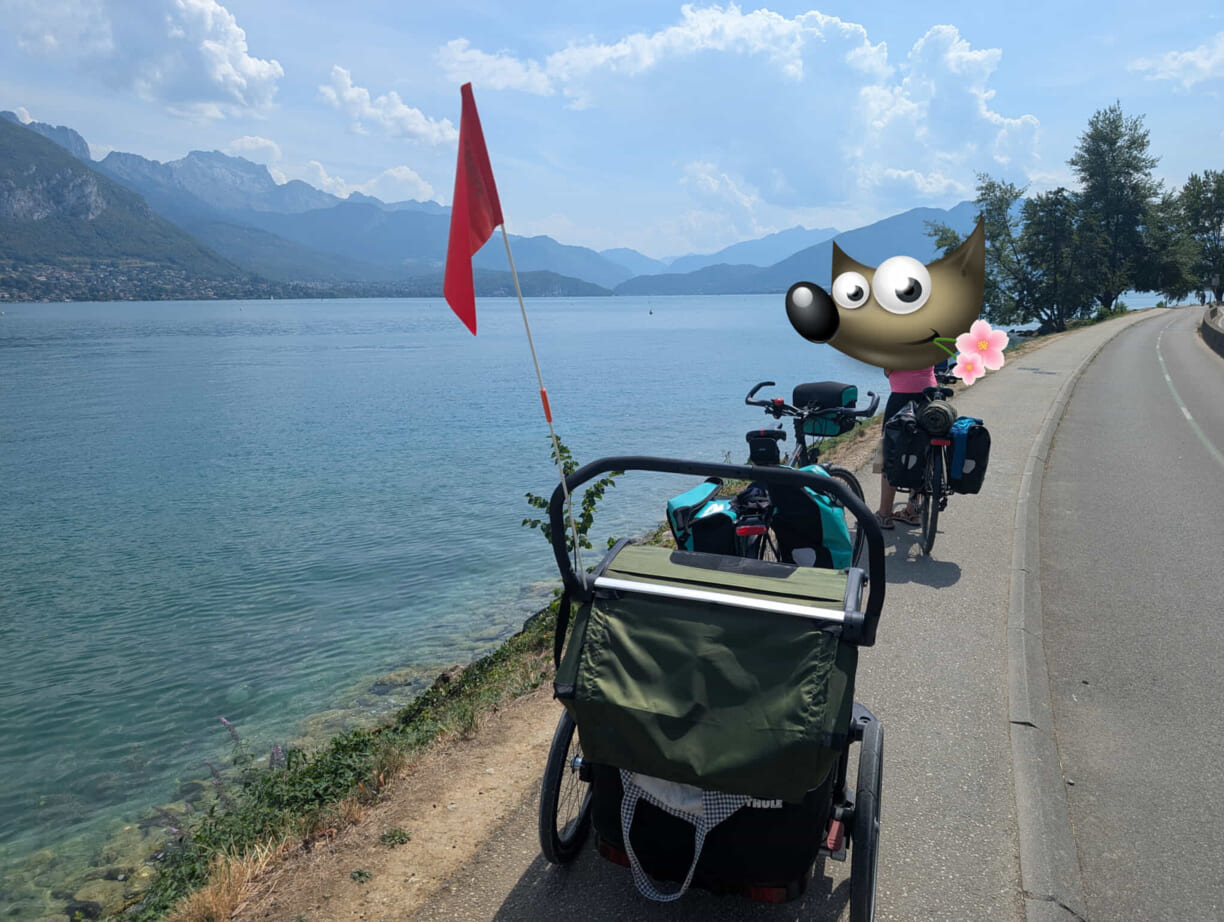 Cariole et vélo devant le lac d'Annecy