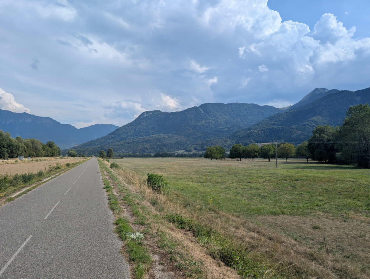 Une photo de la véloroute dans une portion plutôt épargnée