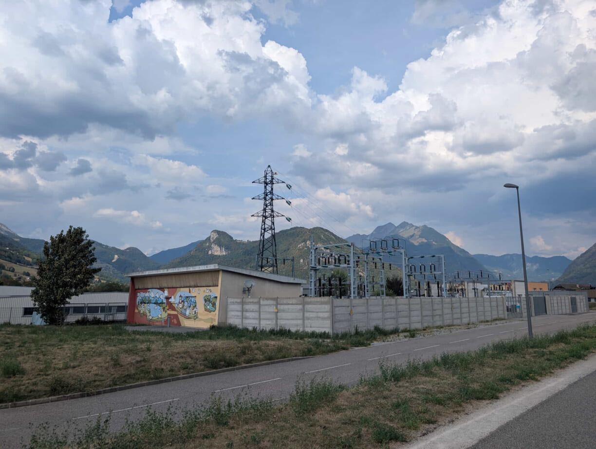 Une photo de centrale électrique, un des nombreux signes de l'homme qui gache la beauté