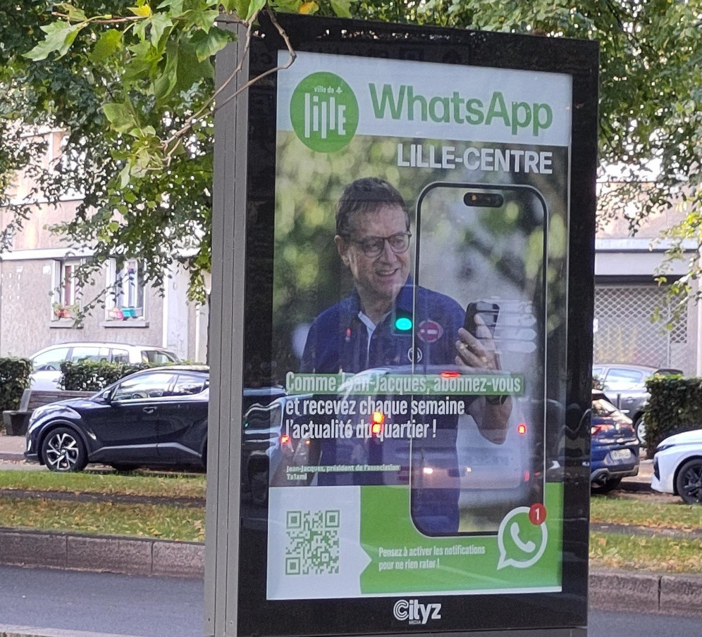 Un abribus de la ville de Lille qui promeut un groupe Whatsapp pour suivre l'actualité du quartier